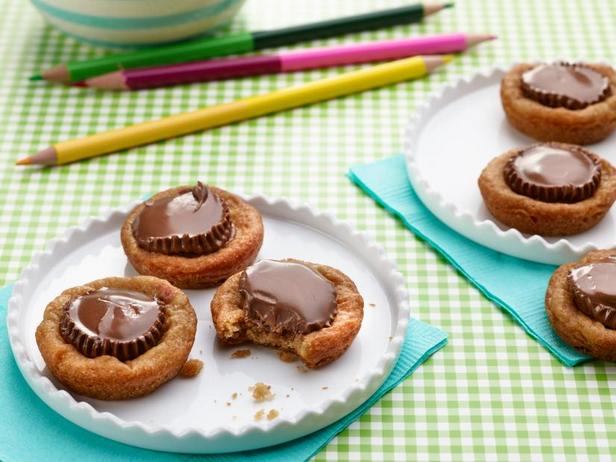 Арахисовое печенье с шоколадными конфетами - «Все рецепты»