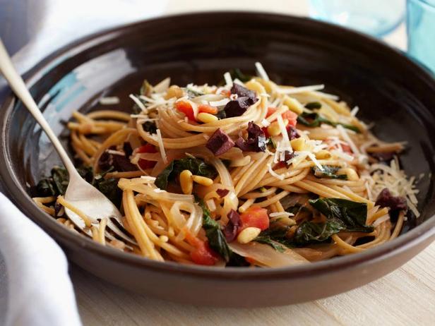 Цельнозерновые спагетти с мангольдом и сыром пекорино - «Меню диеты»