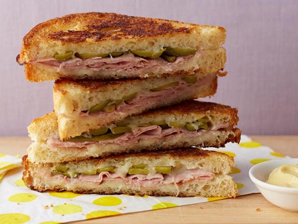 Чесночный горячий сэндвич с ветчиной и швейцарским сыром - «Все рецепты»