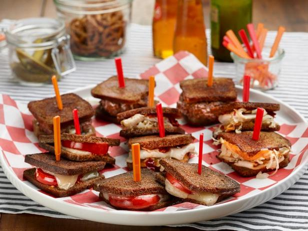 Фуршет с мини-сэндвичами: горячие мини-сэндвичи с сыром и помидорами, мини-сэндвичи Рэйчел и мини-сэндвичи «Патти-Мелт» - «Фаст-фуд»