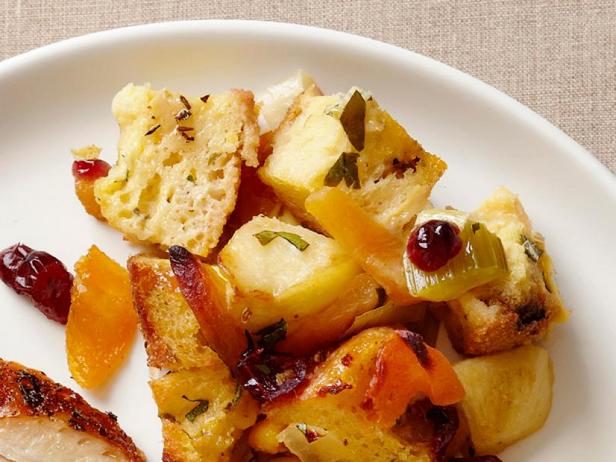Хлебная начинка с яблоками, сушёной клюквой и курагой (гарнир) - «Праздничные рецепты»