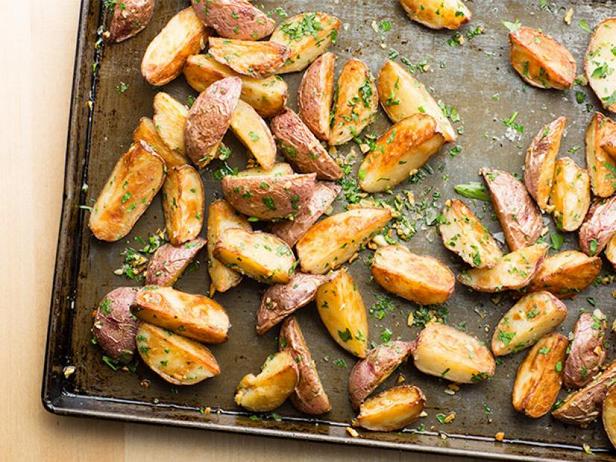 Картошка по-деревенски с чесноком в духовке - «Сезонные блюда»