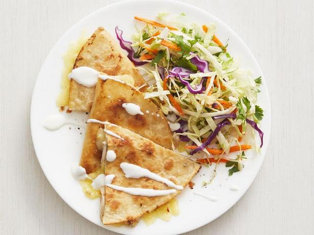 Кесадилья с курицей и сыром с капустным салатом и кинзой - «Фаст-фуд»