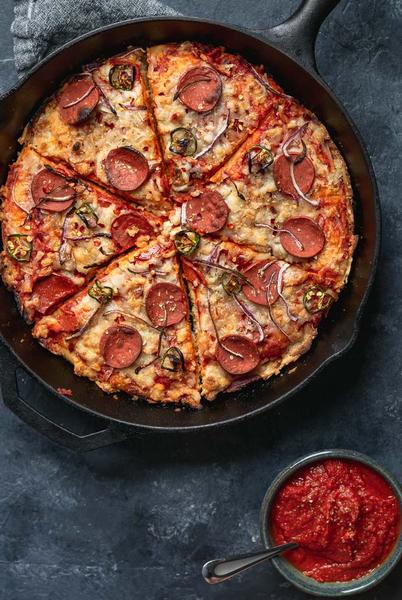 Пицца «Пепперони» в чугунной сковороде - «Выпечки»