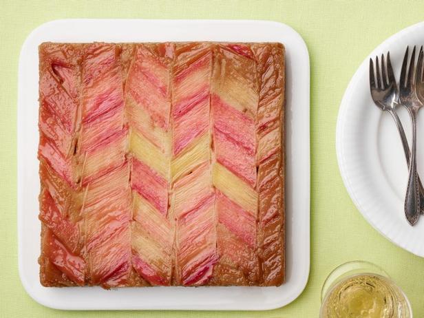 Пирог-перевёртыш с ревенем на сметане - «Десерты»