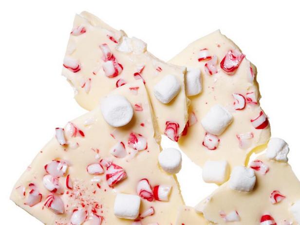 Плитка белого шоколада с мятными леденцами и мини-маршмэллоу - «Праздничные рецепты»