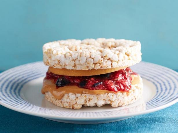 Полезные сэндвичи с арахисовой пастой и джемом из свежих ягод - «Десерты»