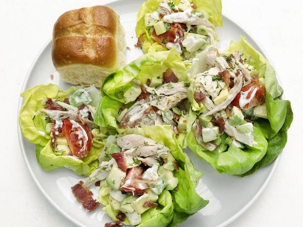 Простая закуска с курицей на листьях салата - «Меню диеты»