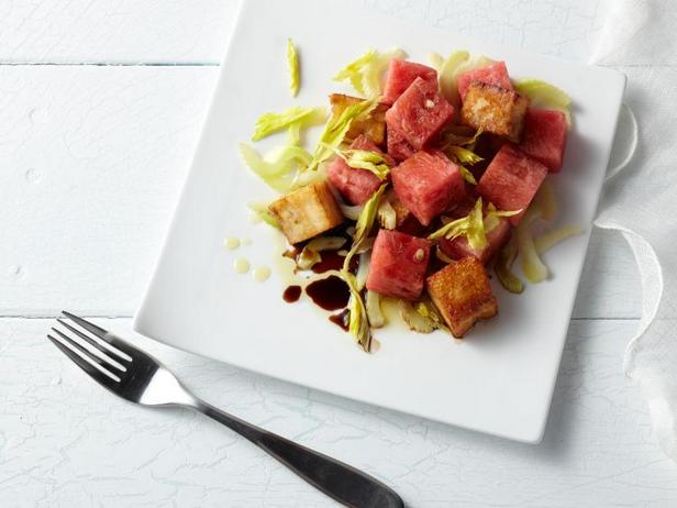 Салат из арбуза с сыром халуми - «Сезонные блюда»