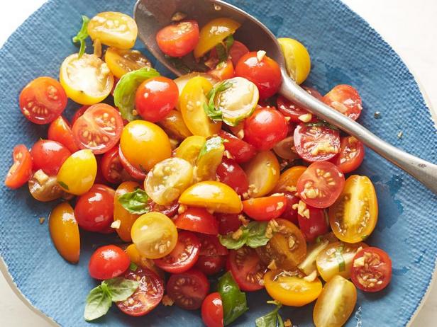 Салат из помидоров и базилика - «Сезонные блюда»