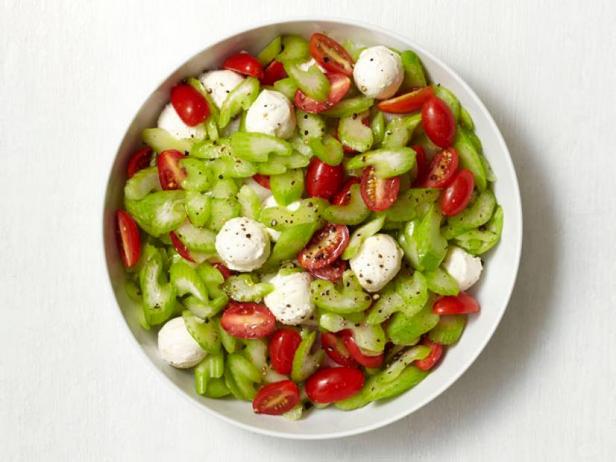 Салат из помидоров, моцареллы и сельдерея - «Сезонные блюда»