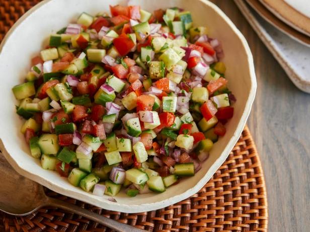 Салат из свежих помидоров и огурцов - «Сезонные блюда»