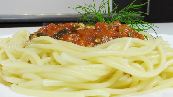 Спагетти под красным соусом с каперсами - «Видео уроки»