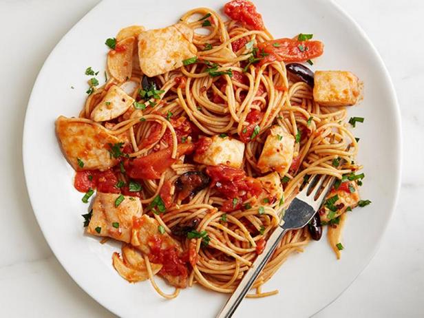 Спагетти в остром соусе с рыбой и оливками - «Меню диеты»