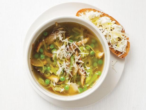 Суп из весенних овощей и тосты с рикоттой - «Первые блюда»