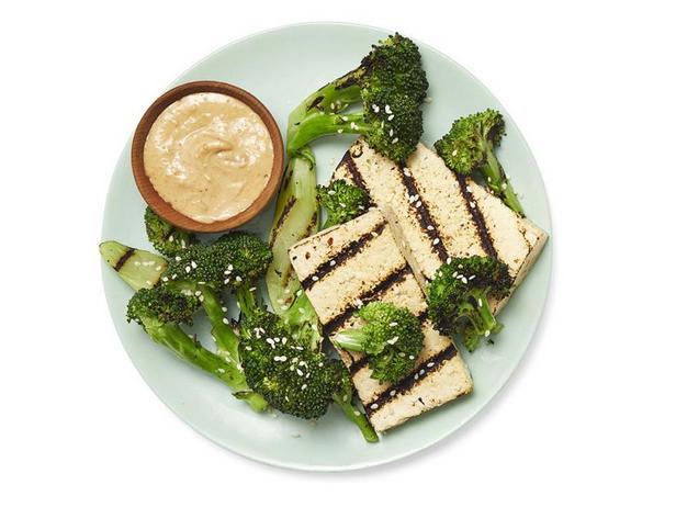 Тофу и брокколи на гриле с арахисовым соусом - «Сезонные блюда»