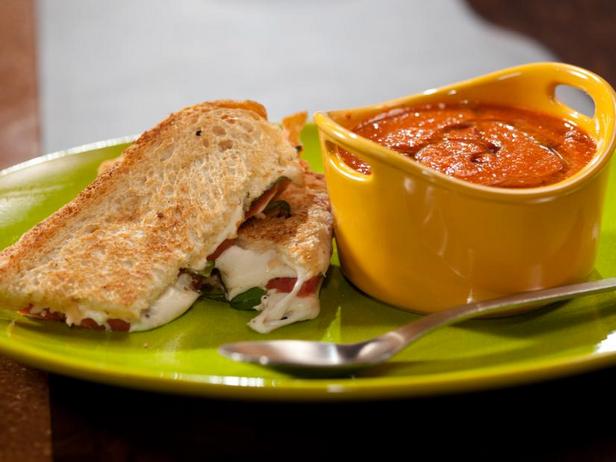 Томатный суп с печёными перцами и панини с помидорами и копчёной моцареллой - «Первые блюда»