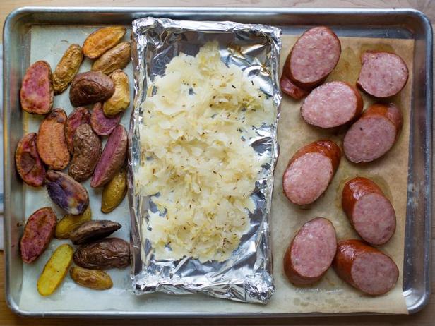 Ужин на противне: колбаса, картошка и квашеная капуста - «Все рецепты»