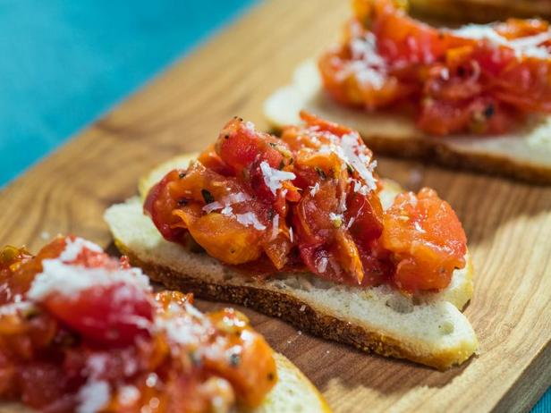 Закусочные бутерброды с томатами-конфи - «Все рецепты»