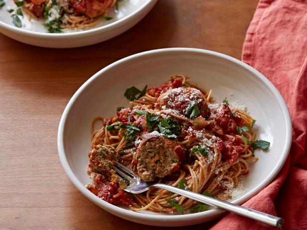 Митболы из индейки в быстром остром томатном соусе с цельнозерновыми спагетти - «Меню диеты»