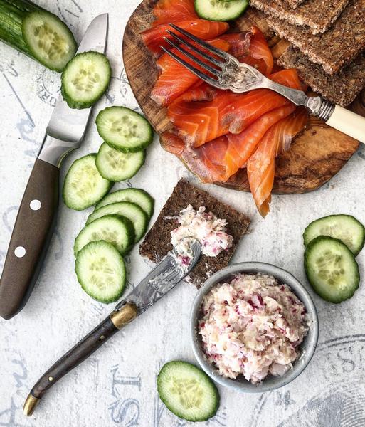 Тартин с копчёным лососем и огурцом - «Закуски»