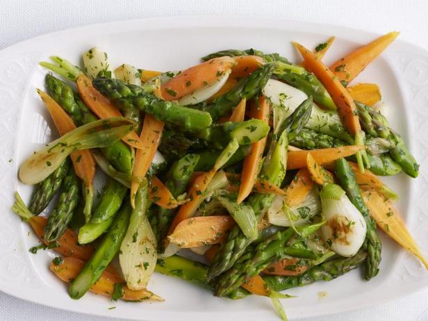 Весенний салат из спаржи в горячей винегретной заправке - «Меню диеты»