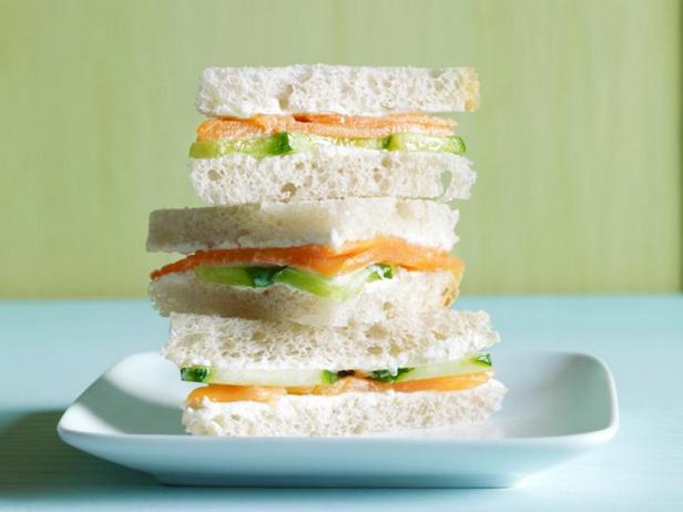 Чайные сэндвичи с красной рыбой и огурцом - «Быстрые рецепты»