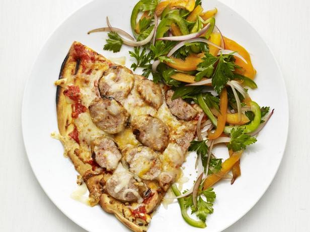 Пицца с колбасками на гриле и салат из сладкого перца - «Фаст-фуд»