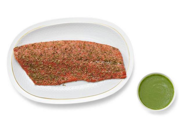 Пряный лосось с соусом из зелени - «Праздничные рецепты»
