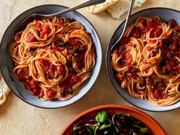 Спагетти «Путтанеска» с салатом радиккио - «Салаты»