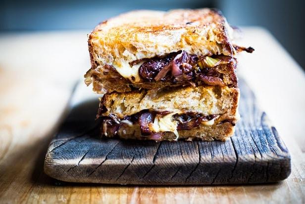 Горячие сэндвичи с сыром и французским луком - «Фаст-фуд»