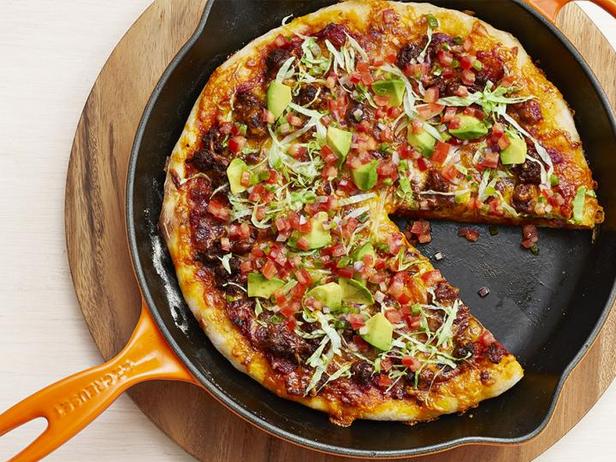 Пицца с фаршем и свежей помидорной сальсой, выпеченная на сковороде - «Выпечки»