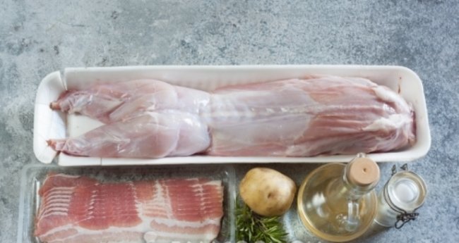 Как приготовить кролика на Новый год 2022 в духовке целиком - «Кулинарные рецепты»