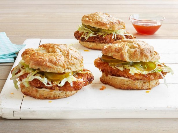 Сэндвичи из слоистых булочек с жареной курицей - «Фаст-фуд»