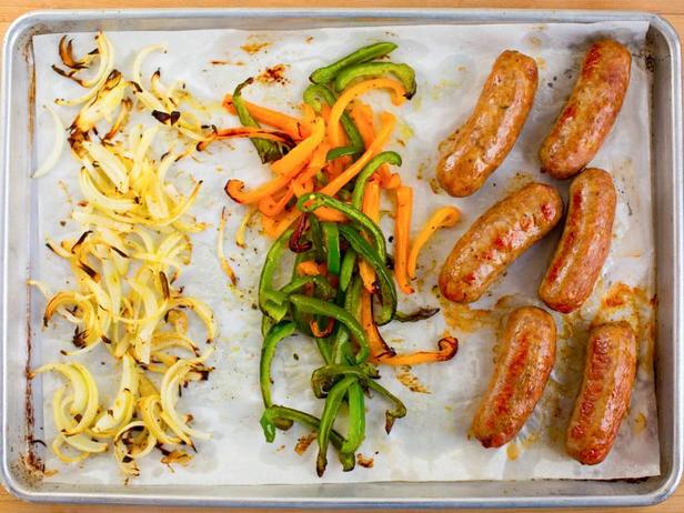 Ужин на противне: Колбаски со сладким перцем - «Все рецепты»