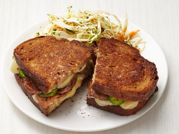 Горячие сэндвичи с сыром и колбасой - «Фаст-фуд»