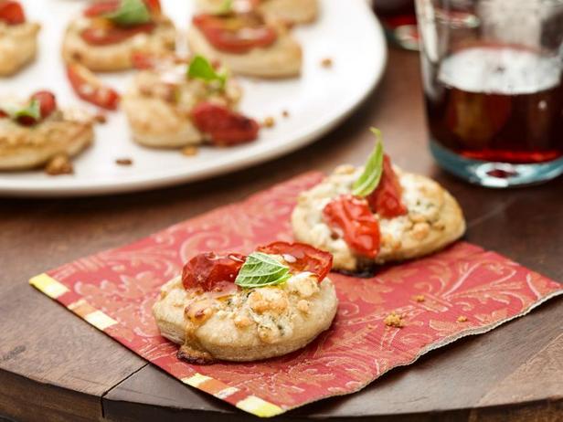 Пиццетта с горгонзолой, помидорами и базиликом - «Выпечки»