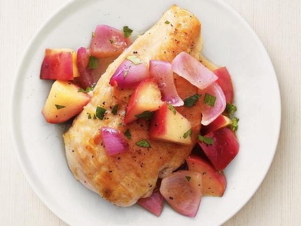 Курица с тушенными в сидровом соусе яблоками - «Быстрые рецепты»