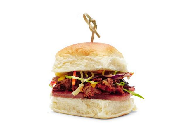 Сэндвичи с рваной свининой, ветчиной и тропическим салатом коул-слоу - «Фаст-фуд»