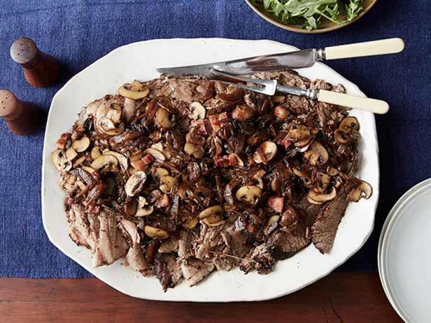 Тушёная говяжья грудинка с луком, грибами и бальзамиком - «Все рецепты»