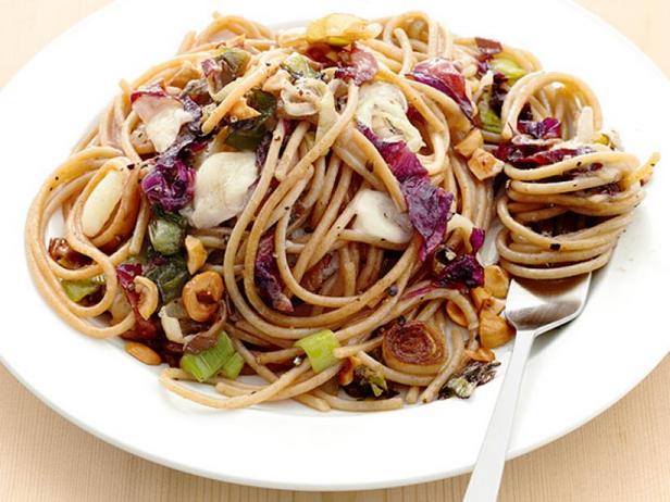 Цельнозерновые спагетти с луком-пореем и фундуком - «Меню диеты»