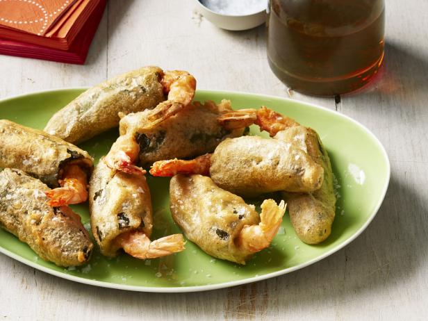 Хлопушки из перцев халапеньо с креветками в кляре - «Праздничные рецепты»