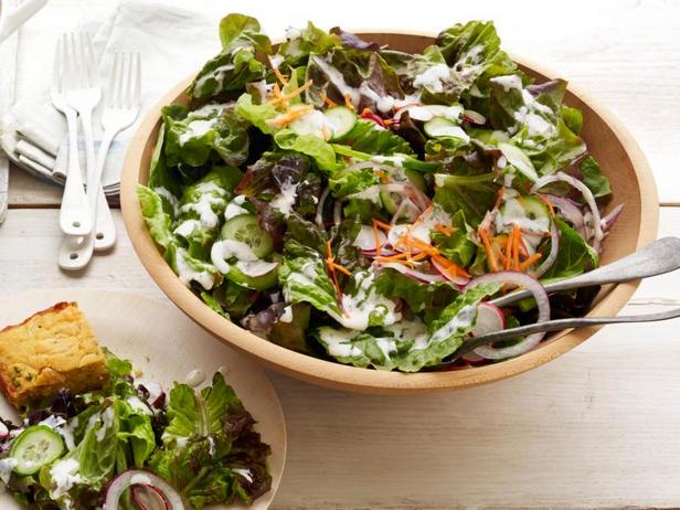 Садовый салат из свежих овощей в заправке ранч - «Быстрые рецепты»