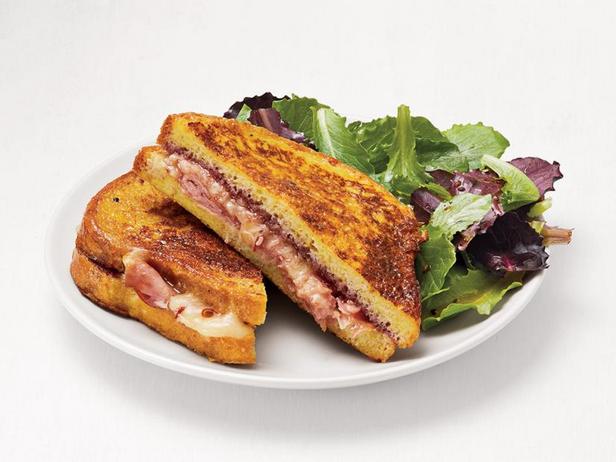 Сэндвич «Монте-Кристо» с зелёным салатом - «Фаст-фуд»
