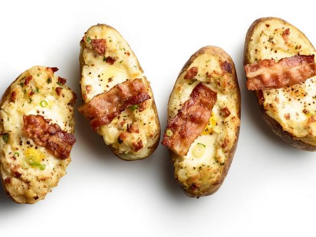 Дважды запечённый картофель с яичницей и беконом - «Закуски»