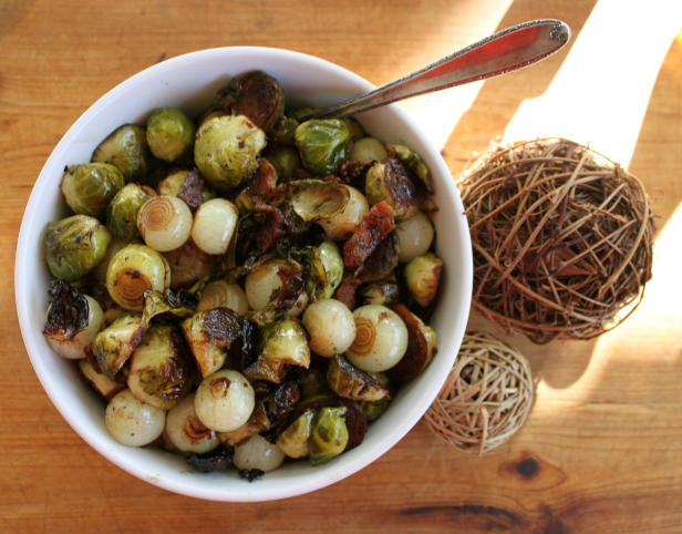 Печёная брюссельская капуста с жемчужным луком - «Праздничные рецепты»