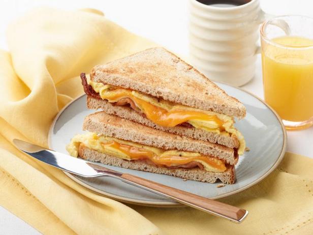 Быстрый сэндвич с яичницей, беконом и сыром - «Быстрые рецепты»