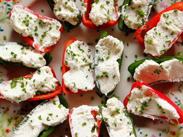 Сладкие и острые перцы, фаршированные сливочным сыром - «Праздничные рецепты»