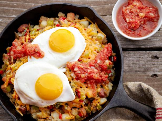 Жареная картошка с яичницей к завтраку - «Быстрые рецепты»
