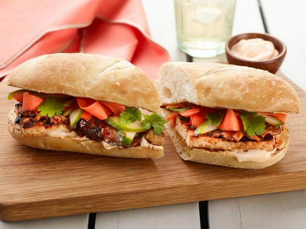 Сэндвич Бан-ми с жареными на гриле грибами шиитаке и тофу - «Фаст-фуд»